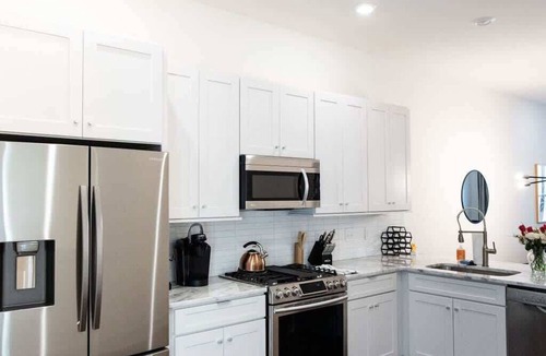 Hillsboro West End House | Hillsboro Village Retreat, Garage, Rooftop Deck, Sleeps 12, Sophisticated Open Living & Gourmet Kitchen, Smart TVs, Pet-Friendly w/Private Garage, Walk to Vanderbilt, Minutes to 12 South & Broadway, 24/7 Hospitality