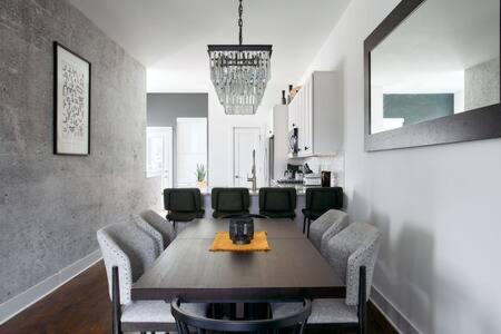 Hillsboro West End House | Hillsboro Village Rooftop Retreat with City Views, Sleep 12 with Gourmet Kitchen, Smart TVs & Garage, Walk to Vanderbilt, Pancake Pantry and Boutique Shopping, Minutes to Broadway, 12 South and The Parthenon, Perfect for Groups, 24Hr Hospitality