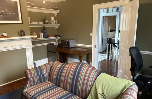 Washington House | Historic 1889 Victorian second floor 2BR Walk to Downtown Swindell House