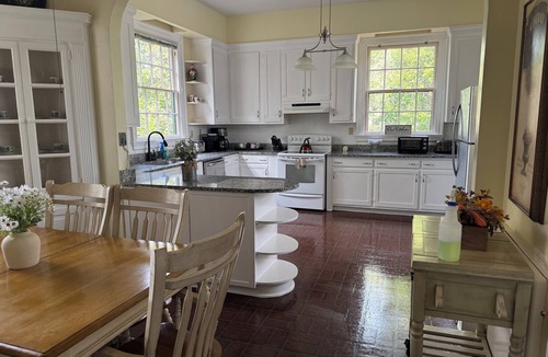 Wilson House | Historic 5BR 1858 Estate N/Barton and Warbirds!