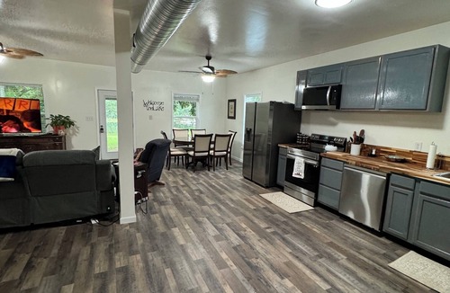 Chapin House | Historic Charm on the Lake Stay by a 475 Year-Old Oak with Private Dock BoatRamp
