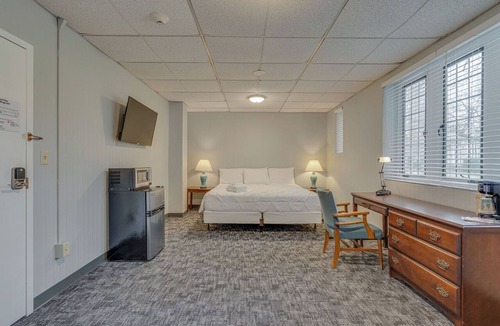 Music Row Hotel | Historic Converted Dorm Room in Great DT location!