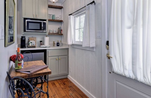 Stonehouse Cottage | Historic Cottage Est. 1749 20 mins to Williamsburg