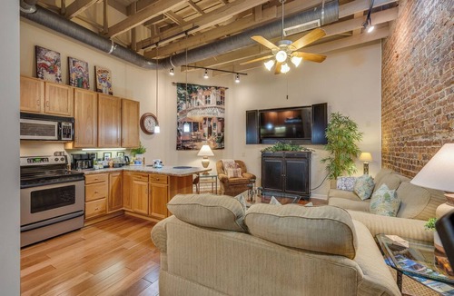 Bristol Apartment | HistoricUrbanLoft:Where VA meets TN onFoot! Parkn’