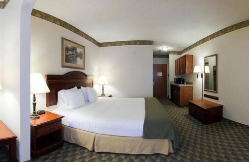 Laurinburg Hotel | Holiday Inn Express Hotel & Suites Laurinburg by IHG