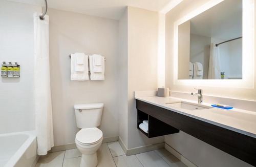 Florence Hotel | Holiday Inn Express & Suites Florence I-95 at Hwy 327 by IHG