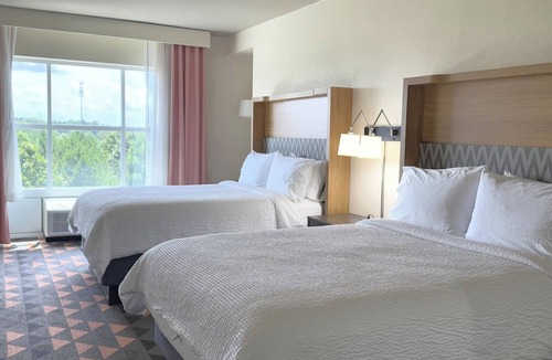 Fayetteville Hotel | Holiday Inn & Suites Fayetteville W-Fort Bragg Area by IHG