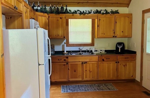 Blairsville Cabin | Holmes Cabin close to Helton Creek Falls and Blood Mountain