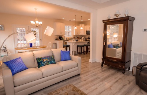 Littleton House | HOME AWAY FROM HOME/2 -story modern farmhouse at Lake Gaston /HOT TUB AUG 1