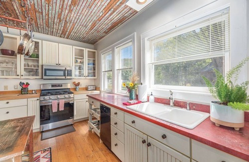 Hot Springs House | Hot Springs Creek House – Hot Tub & Space for Everyone