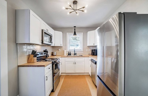 Enderly Park House | Hot Tub + Big Yard Minutes from Uptown!