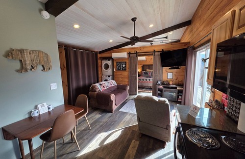 Whittier Cabin | Hot Tub Cabin King Bed Mtn Views Romantic Getaway