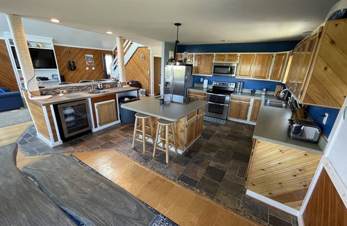 South Nags Head House | Hot Tub, EV Charger, Putt Putt, Corn Hole, Linens Included, Replenished Beach