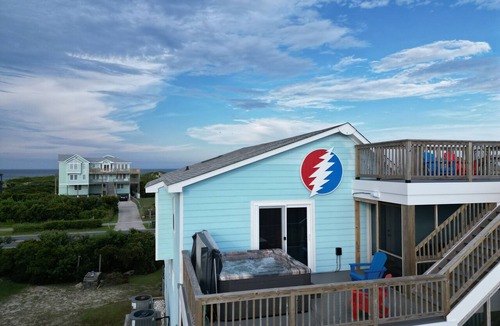 South Nags Head House | Hot Tub, EV Charger, Putt Putt, Corn Hole, Linens Included, Replenished Beach