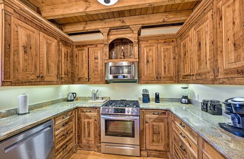 Franklin Cabin | Hot Tub & Fire Pit: Getaway Near Nantahala Gorge!