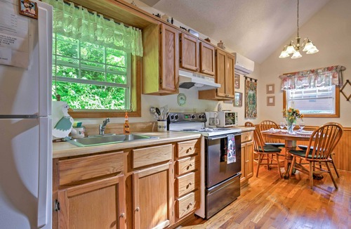 Maggie Valley Cabin | HOT TUB,WIFI, JACUZZI, FIRE PIT, ~A/C~ CREEK, 2 MIN TO MAGGIE