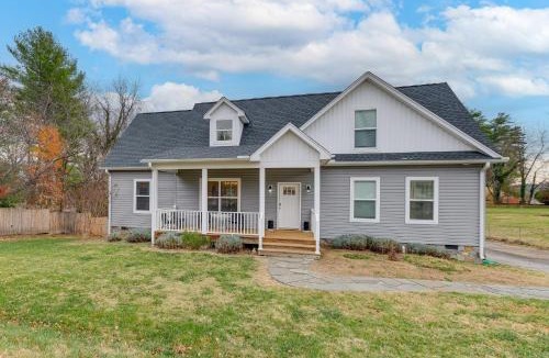 Cave Spring House | Hot Tub & Yard: 'Temptation Stays' Home in Roanoke