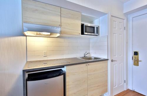 Saint-Leonard Hotel | Hotel Newstar Montréal