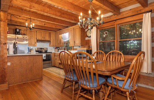 Ferguson Cabin | Hounds Retreat Pet Friendly, Wood Fireplace, HotTub, WiFi, Decks