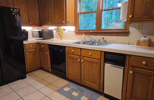 Hartwell House | House in 3-acre woods, YMCA walkable, Hartwell 2 min, lake 10 min, Opal Retreat