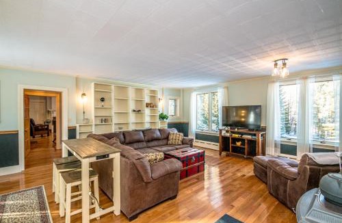 Buckfield House | Huge Farmhouse Estate on South Pond with Extreme Privacy: Host Weddings