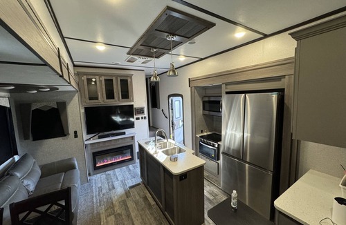 Lowndesville House | Huge RV-Lake Russel & Lake Secession Camplife - Hunting and Fishing Playground
