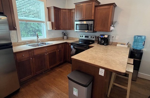 Swansea Point House | Hummingbird Fully Reno’ed Four-Season Lake Retreat | Boat Slip | Pool | Hot Tub