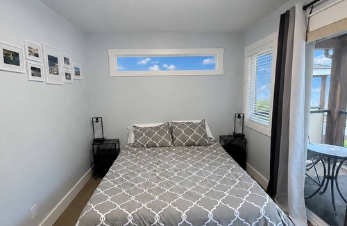 Swansea Point House | Hummingbird Fully Reno’ed Four-Season Lake Retreat | Boat Slip | Pool | Hot Tub