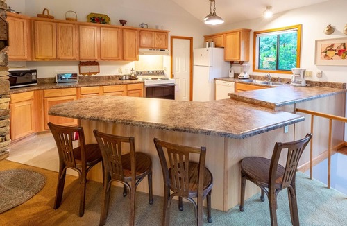 Glenville Cabin | Hummingbird Haven - Spacious, Cozy Cabin Walking Distance to the Lake!