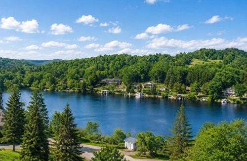 Huntsville Apartment | Huntsville Lakeview Retreat with Jacuzzi & Games