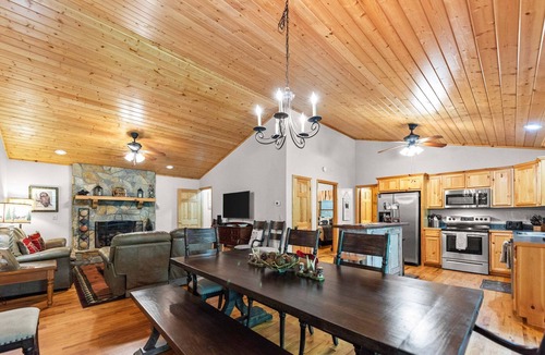 Piney Creek Cabin | Indian Cave | Hot Tub Retreat with River Access | Close to Grayson Highlands