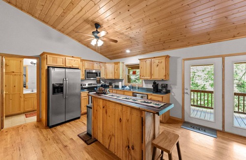 Piney Creek Cabin | Indian Cave | Hot Tub Retreat with River Access | Close to Grayson Highlands