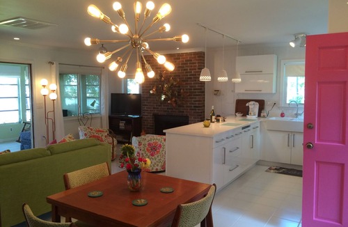 Surry Cottage | James River Beach Retreat - Waterfront - Williamsburg - Jamestown - Yorktown.