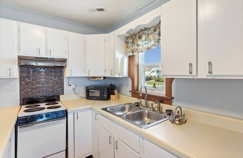 Sea Retreat House | Jo's Bungalow: Walk to Beach, Dog-Friendly OBX