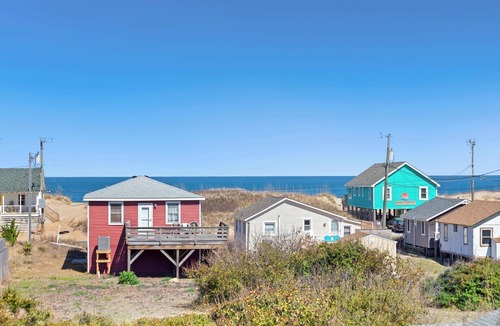 Sea Retreat House | Jo's Bungalow: Walk to Beach, Dog-Friendly OBX