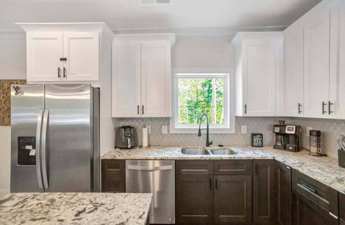 Salem House | Jocassee Retreat - .5 miles from Lake Jocassee