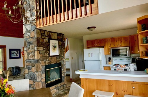 Bedford Cabin | Julie’s Cabin, Private & Secluded, Peaceful Paradise with views, Dogs OK