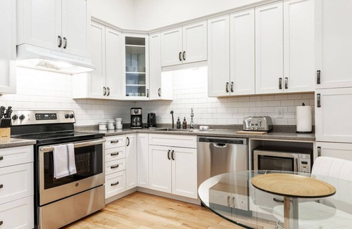 Stratford Apartment | Juno Lofts: The Greenhouse Room