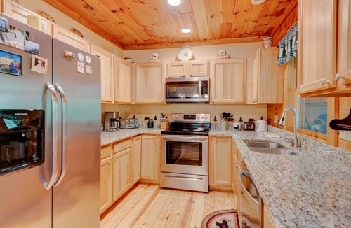 Vilas Cabin | Kaylee's Kabin is a 2BR 2B log cabin located in Valle Crucis. Peaceful, private and pet friendly