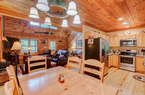 Vilas Cabin | Kaylee's Kabin is a 2BR 2B log cabin located in Valle Crucis. Peaceful, private and pet friendly