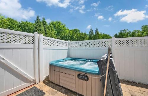 Steele Creek House | King Bed - Hot Tub - Fenced Yard - Near Carowinds