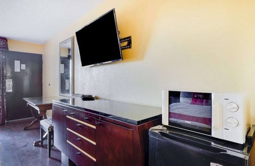 Cape Fear Apartment | King Bed|OYO Hotel Wade/Fayetteville I-95 South