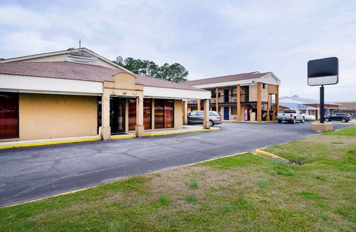 Williamston Apartment | King Bed|Smoking|Williamston