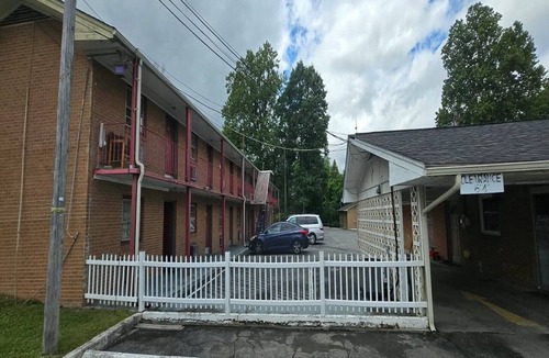 Redwood Apartment | King Bed|Smoking|Rocky Mount, VA