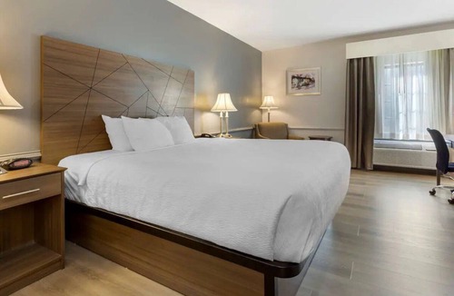South Hill Hotel | King Room Near South Hill Historical Sites (2 mi) | Daily Hot Breakfast Buffet
