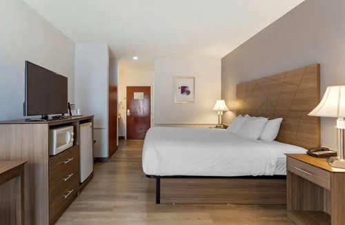 South Hill Hotel | King Room Near South Hill Historical Sites (2 mi) | Daily Hot Breakfast Buffet