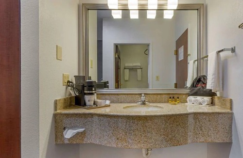 South Hill Hotel | King Room Near South Hill Historical Sites (2 mi) | Daily Hot Breakfast Buffet