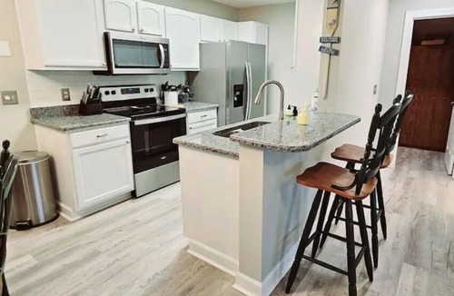 Murrells Inlet Condo | King Suite - Golf - Free Beach Pass - Pond View - Coffee bar - Child friendly