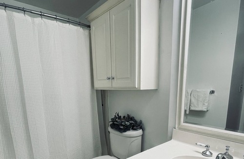 Abbeville Condo | King Suite- The Lofts at Court Square
