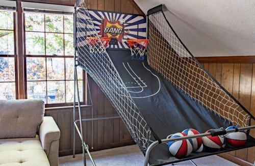 Ellendale House | Kirby House: Sleeps 16, King bed, Game Rooms, Gym, Gated/Free Parking